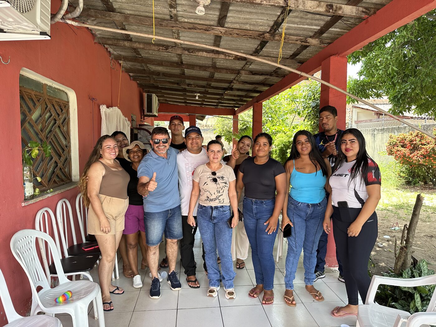 Delegado Francisco conversando com moradores durante visita